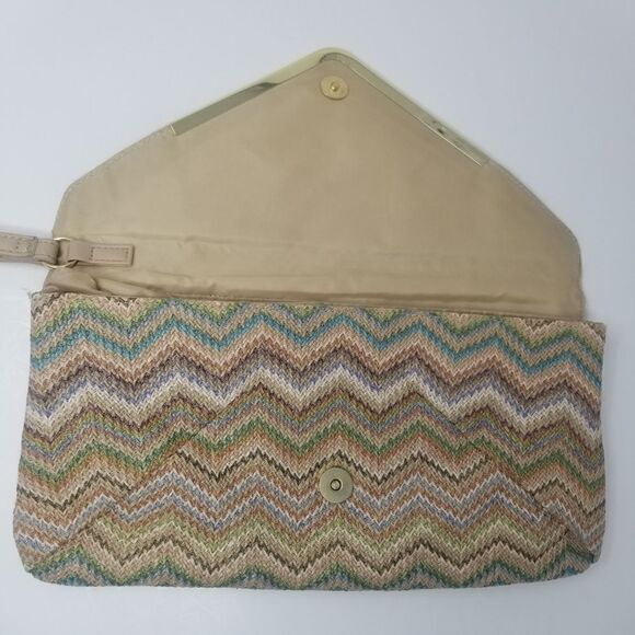 Chevron Print Wristlet/Clutch bag. - Picture 7 of 13